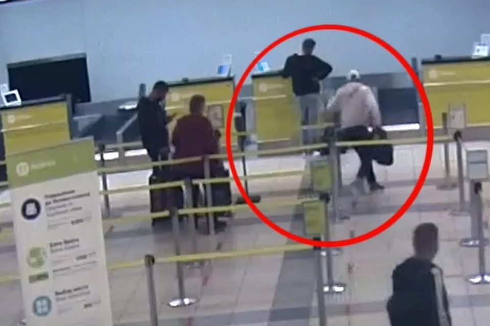 В аэропорту полицейские задержали наркокурьера. Фото: стоп-кадр