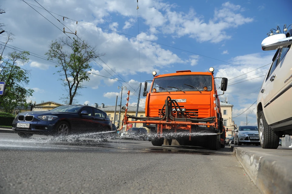 Волгоградские дороги в жару будут освежать водой. Фото из архива "КП".