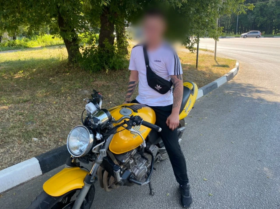 Только паспорт и тату: в Рязани остановили молодого мотоциклиста без прав и шлема.