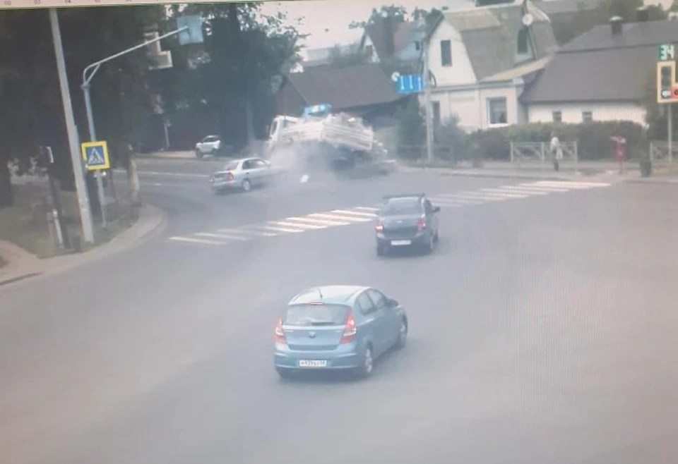 Легковое авто влетело в грузовик