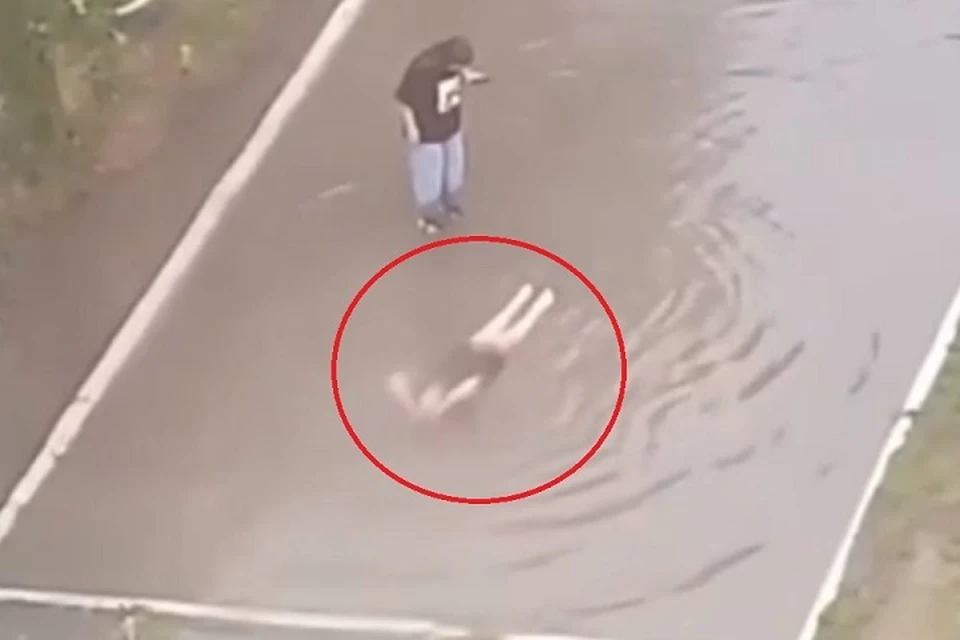 Женщина бесстрашно вымыла голову в грязной луже. Фото: скриншот