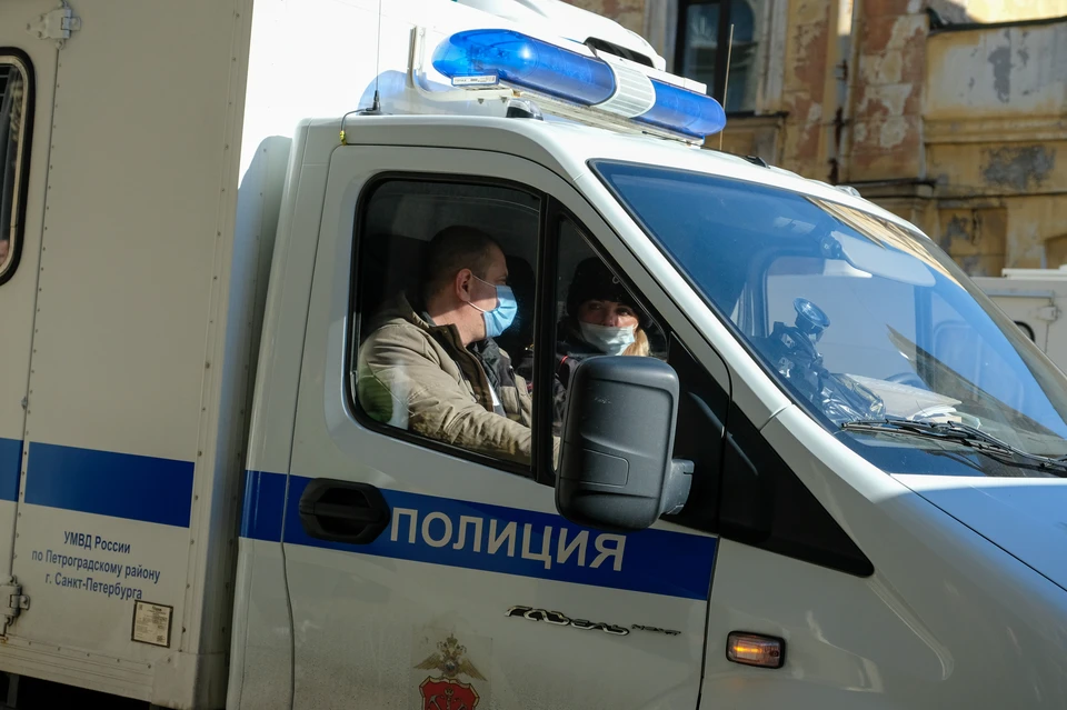 Задержаны двое мужчин, избившие прохожего после замечания о выбросе строительного мусора в Петербурге