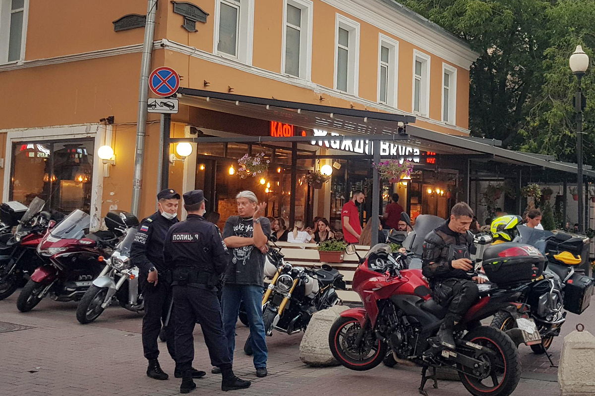 усовки у байкеров стабильно по выходным. Собираются они возле кафе &laquo;Жажда вкуса&raquo;