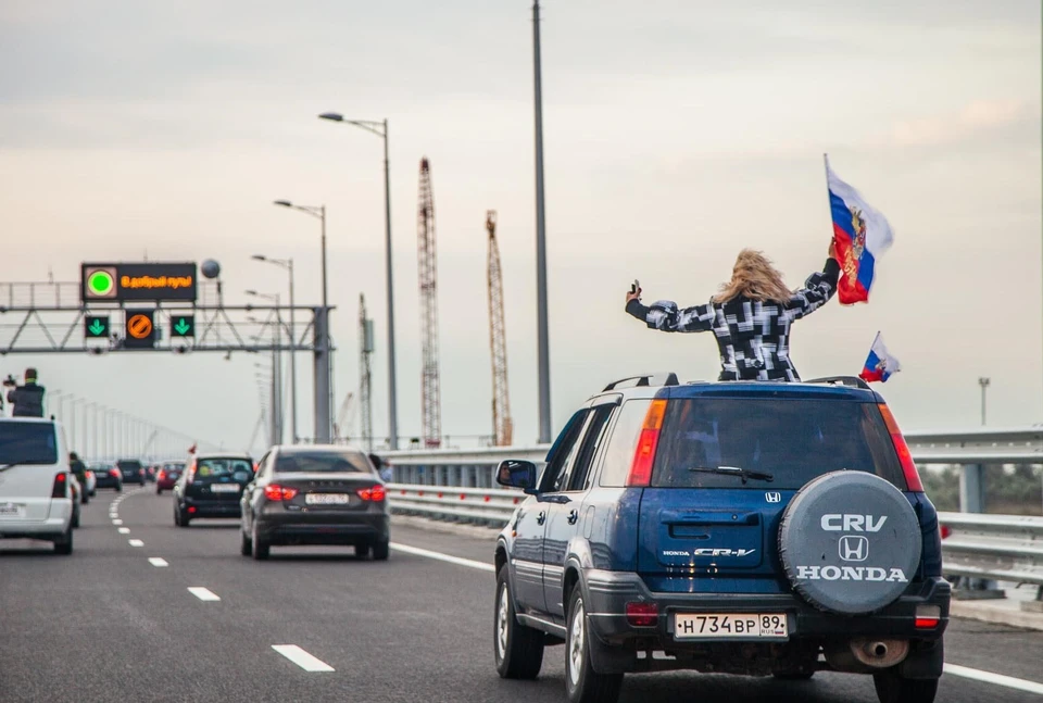 Столь грандиозное сооружение притягивает массы людей. Фото: архив «КП»-Севастополь»