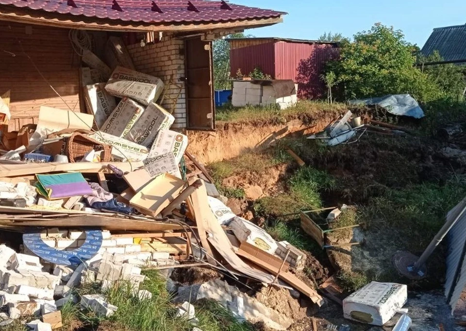В огромную яму рухнул кирпичный гараж.