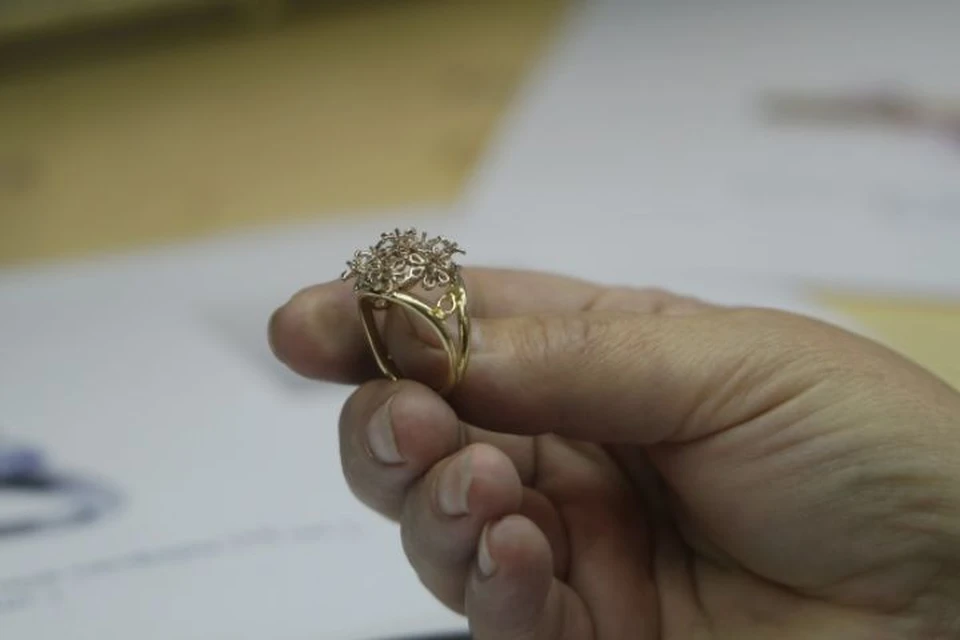 Сейчас эксперты оценивают стоимость украшений.