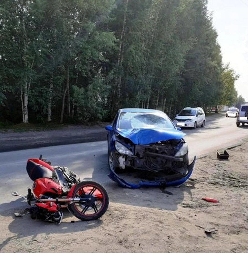 Мотоцикл и его водитель сильно пострадали... Фото: сайт УМВД России по Томской области