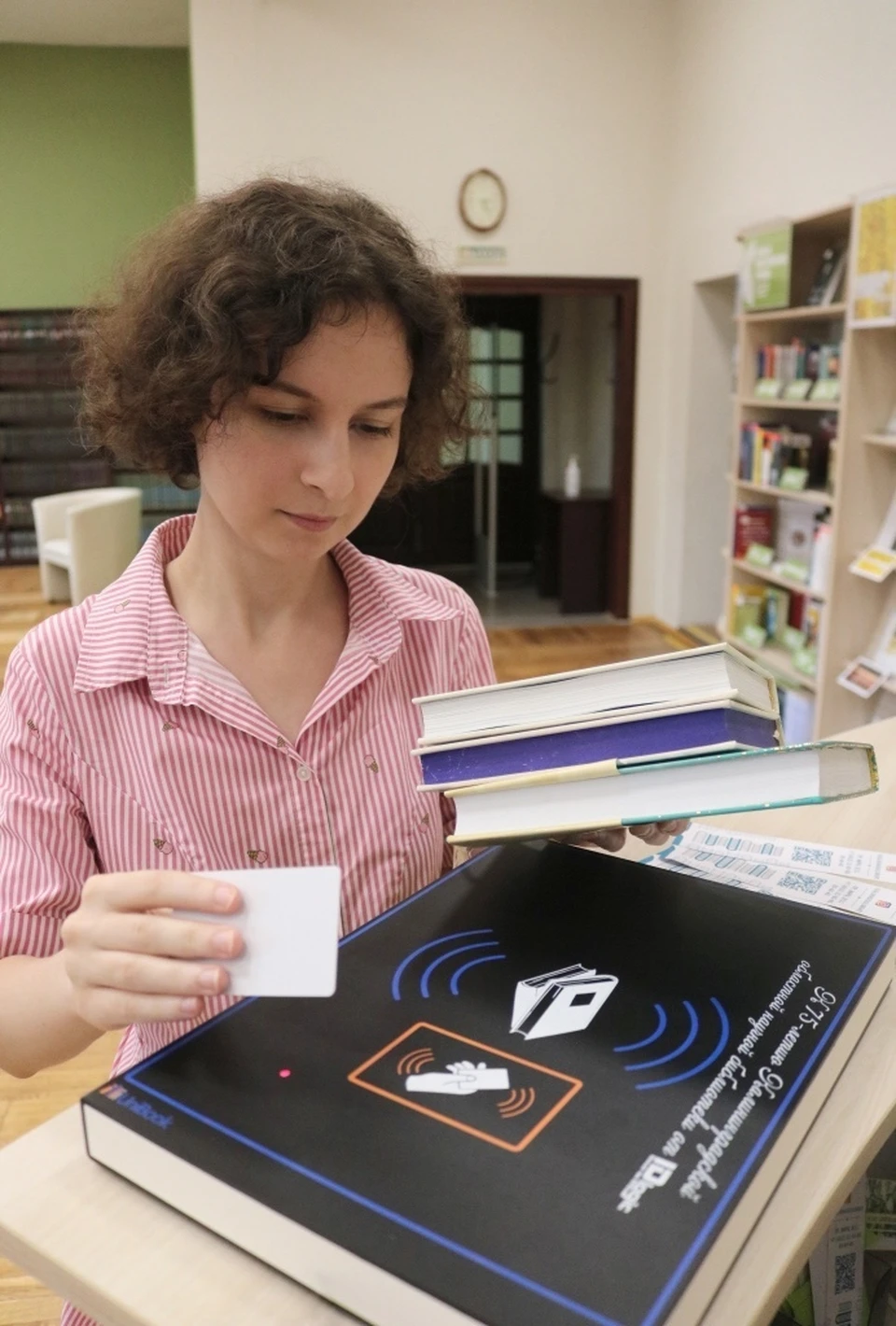 Станция похожа на большую книгу.