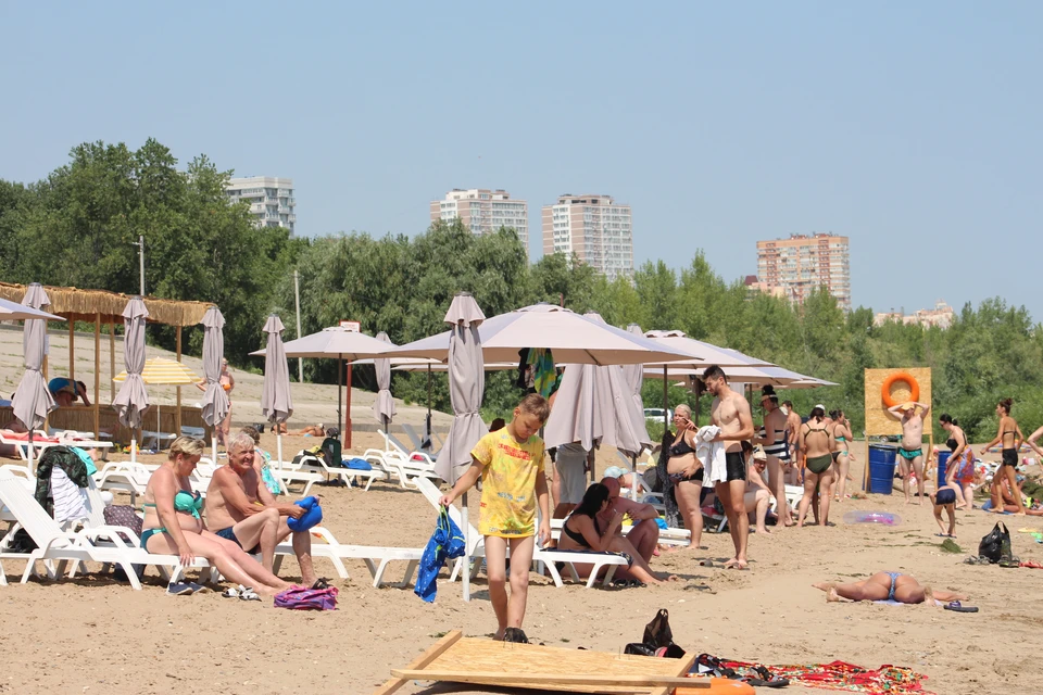 Погода способствует тому, чтобы провести время у воды.