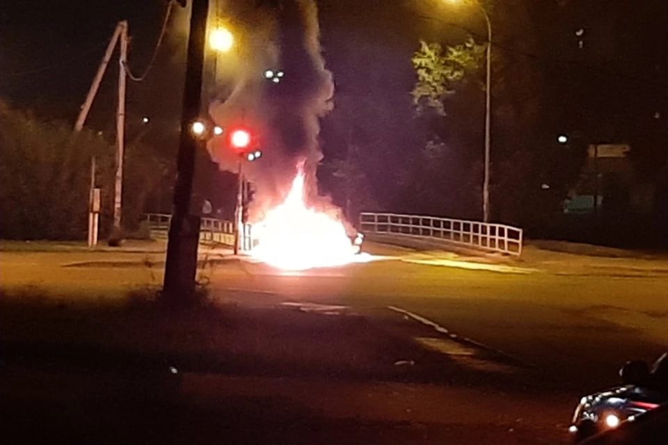 Машина загорелась поздно вечером. Фото: читатель «КП»