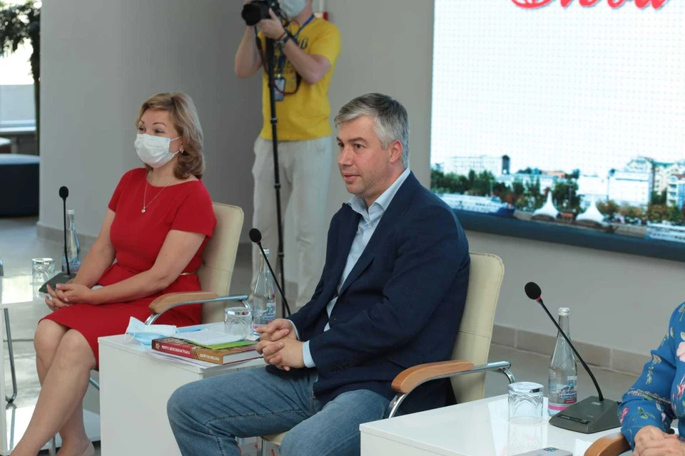 Алексей Логвиненко поздравил донских выпускников, которые набрали высокие баллы. Фото: пресс-служба Администрации Ростова-на-Дону