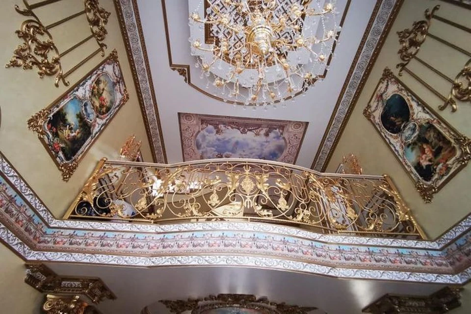 В доме все было сделано с претензией на "Версаль".