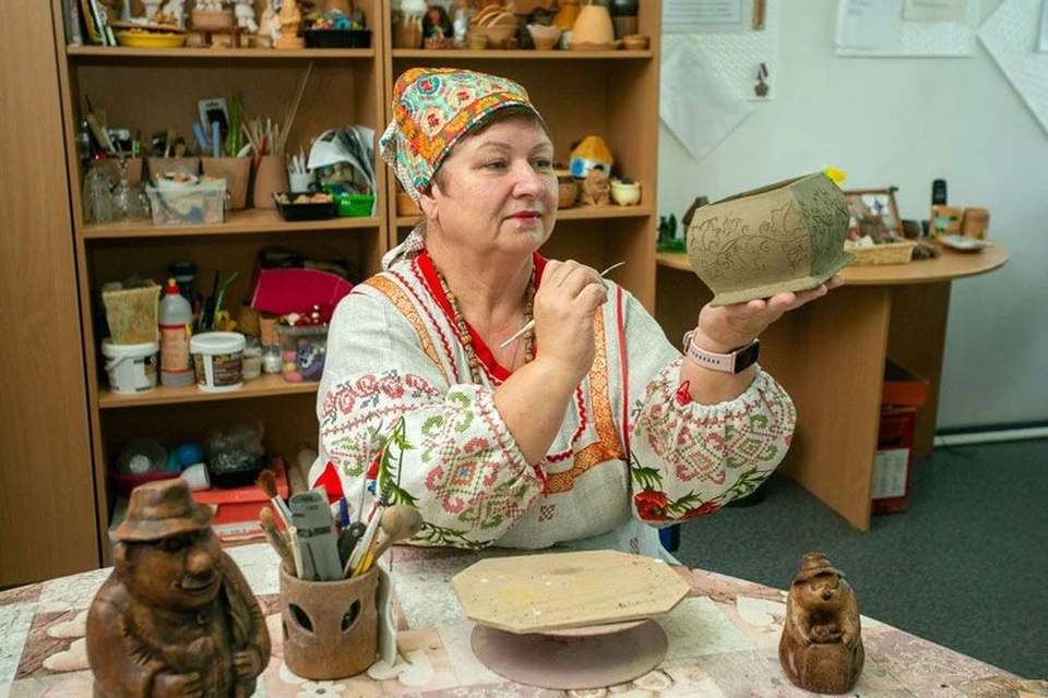 Директор бабушкиной крынки могилев биография. Дом ремесел Слобода Колывань. Колыванская Крынка. Алена Кичичиди и ее Ремесла. Колыванская Крынка фото