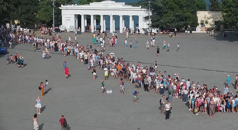 В минувший четверг соцсети заполонили кадры длинной очереди на площади Нахимова