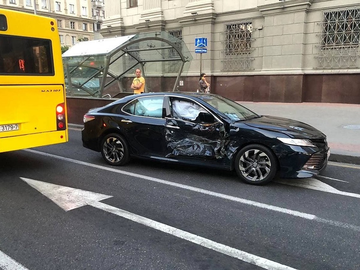 В центре Минска водитель Toyota гнал на «красный» и врезалась в Volvo с  маленькими детьми в салоне - KP.RU