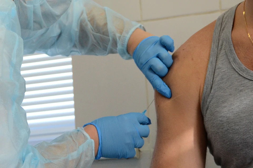 До 1 сентября поликлиники должны вакцинировать больше половины взрослого населения