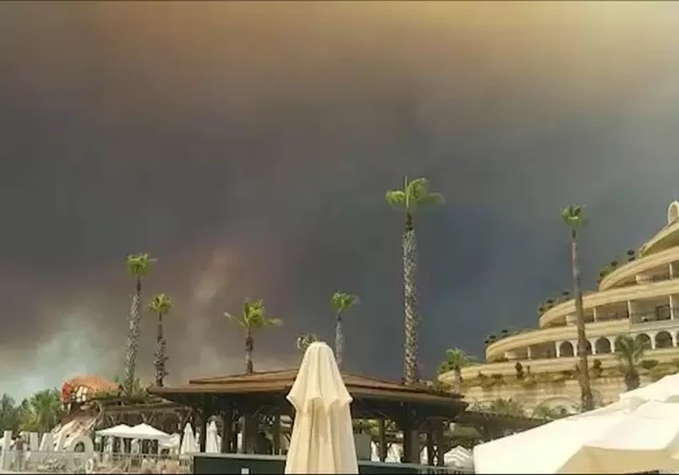 Видео, как туристы купаются в бассейне на фоне огненного неба в Анталье, сняли очевидцы