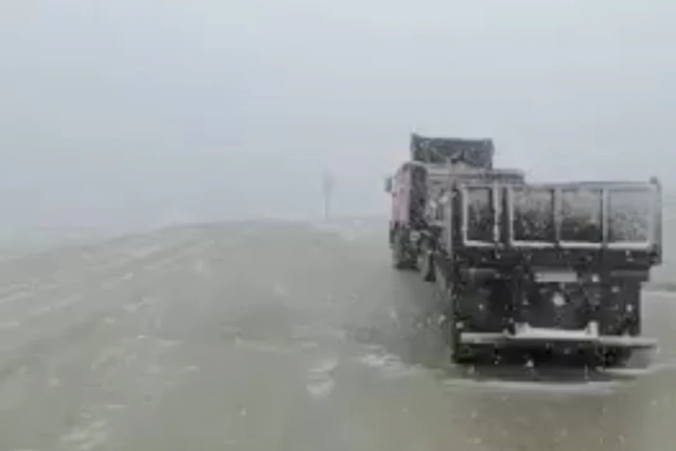 Снег выпал в гористой местности на севере суровой Колымы