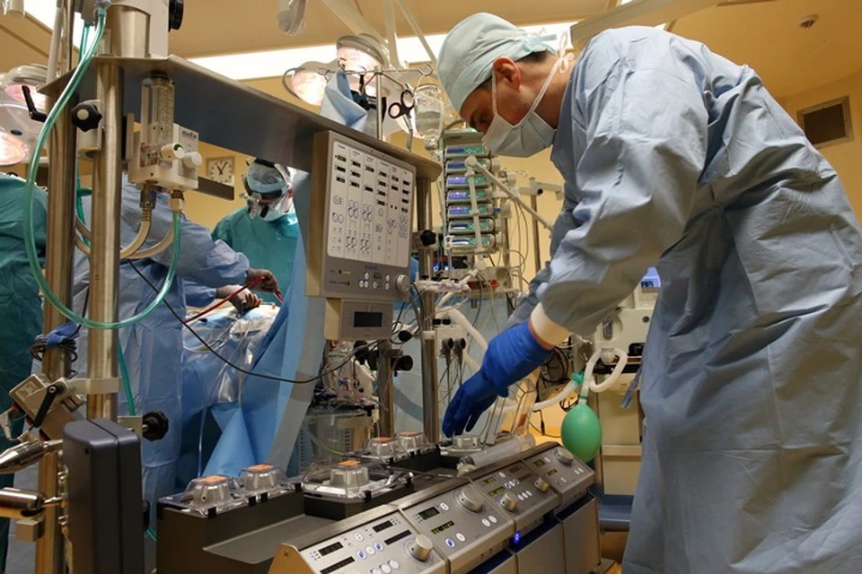 Подключение аппарата искусственного кровообращения в ходе проведения открытой операции на сердце.