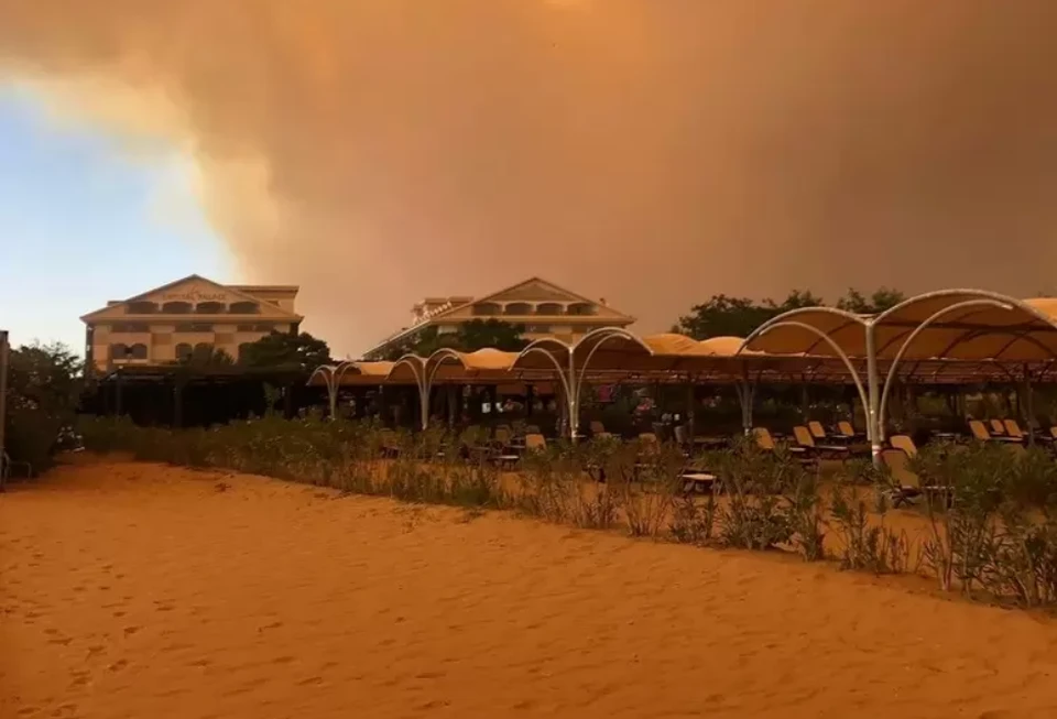 В турецком Мармарисе из-за лесных пожаров начали эвакуацию туристов