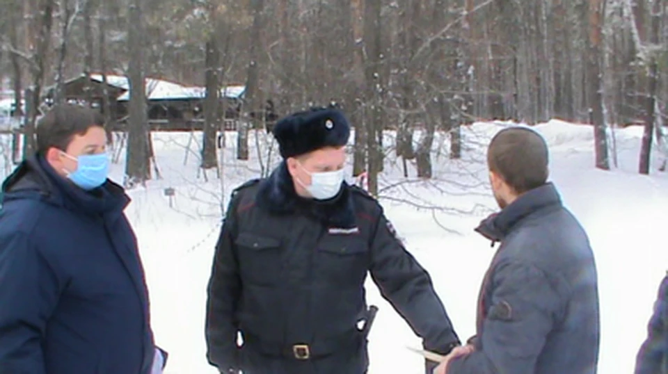 Сотрудники СК проводят с Селютиным следственный эксперимент.