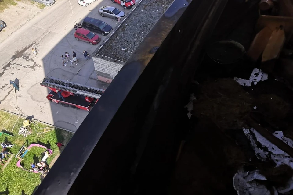 В Новосибирске пожарные спасли 25 человек из горящего общежития. Фото: ГУ МЧС по НСО.