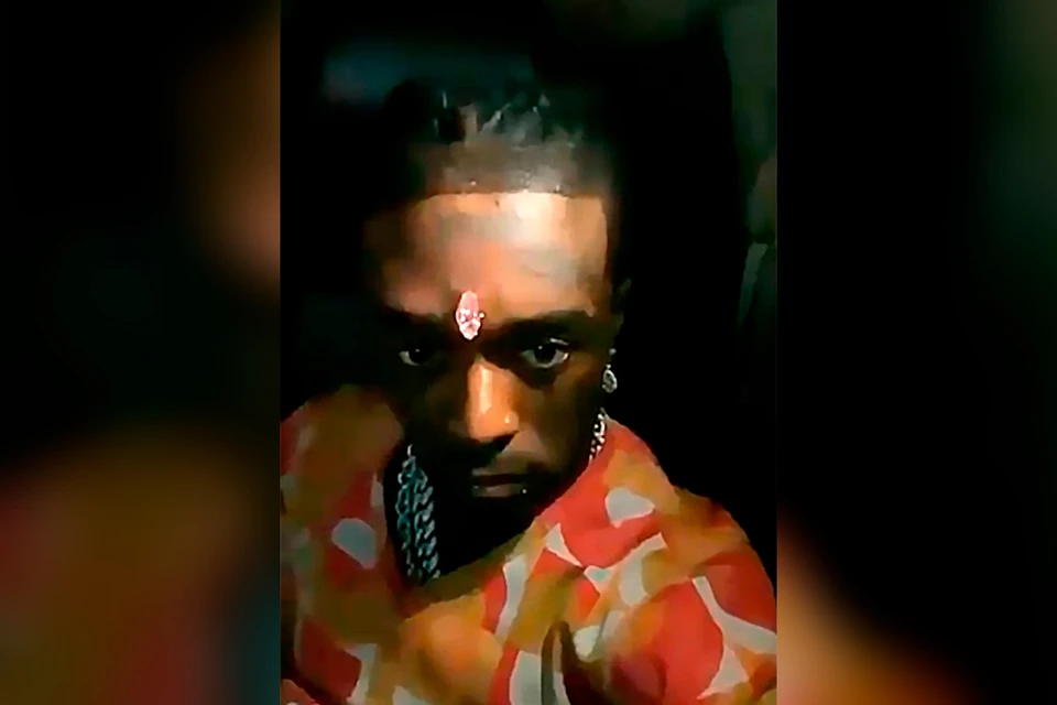 Саймир Вудс из Филадельфии, выступающий под псевдонимом Lil Uzi Vert, совсем недавно вмонтировал в лоб здоровенный розовый бриллиант