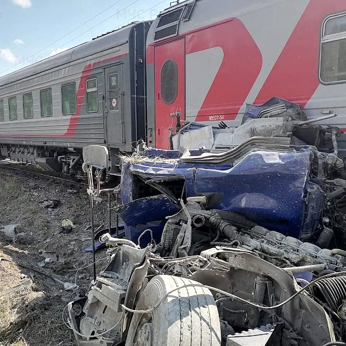 В Калужской области цементовоз столкнулся с пассажирским поездом Ейск -  Москва - KP.RU