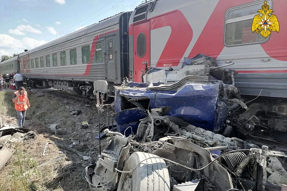 В поезд "Адлер - Москва" въехал цементовоз. фото ГУ МЧС по Калужской области