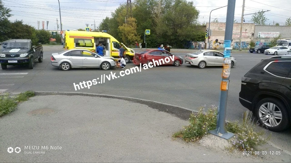 Авария произошла рядом с пешеходным переходом. Фото: vk.com/achnov