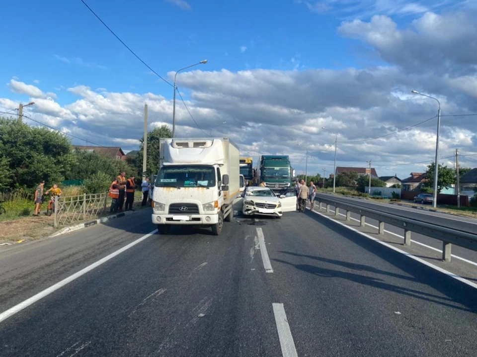 На какое-то время движение по М-5 в деревне Высокое было парализовано.