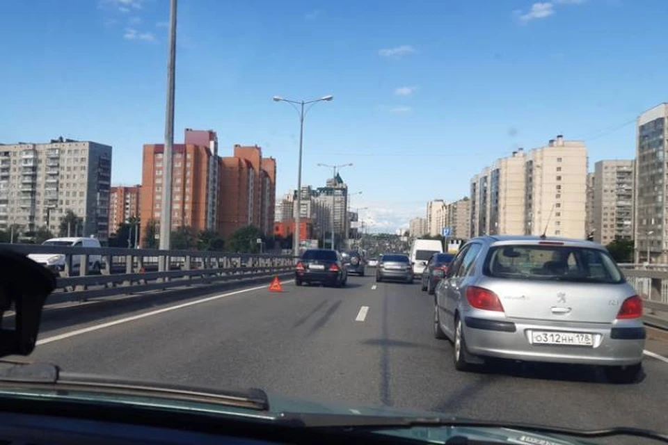 Съезд с КАД на проспект Косыгина встал в пробку утром 4 августа