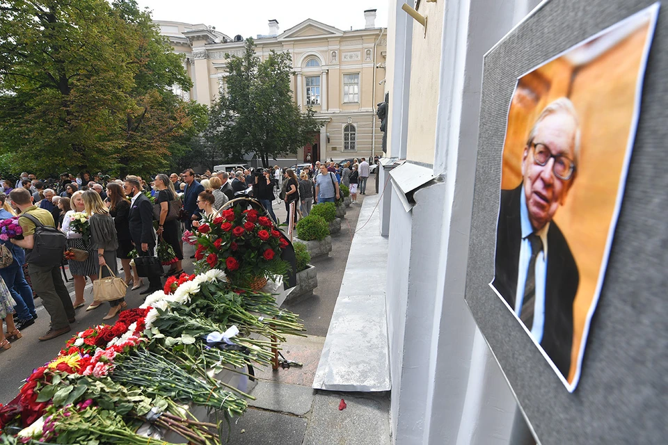 В Москве простились с президентом журфака МГУ Ясеном Засурским.