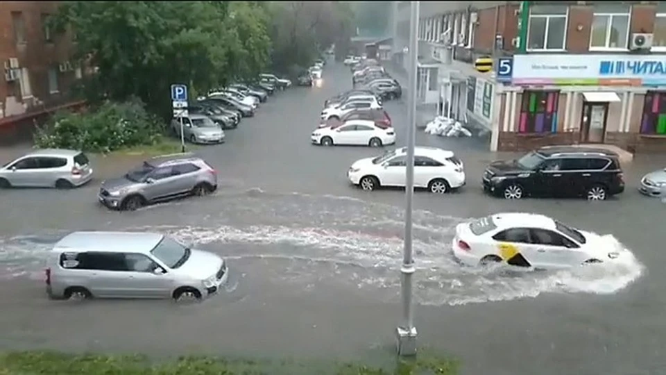 На город обрушился месячный объем осадков, улицы оказались под водой. Фото:ВКонтакте/inc_kuzbass.