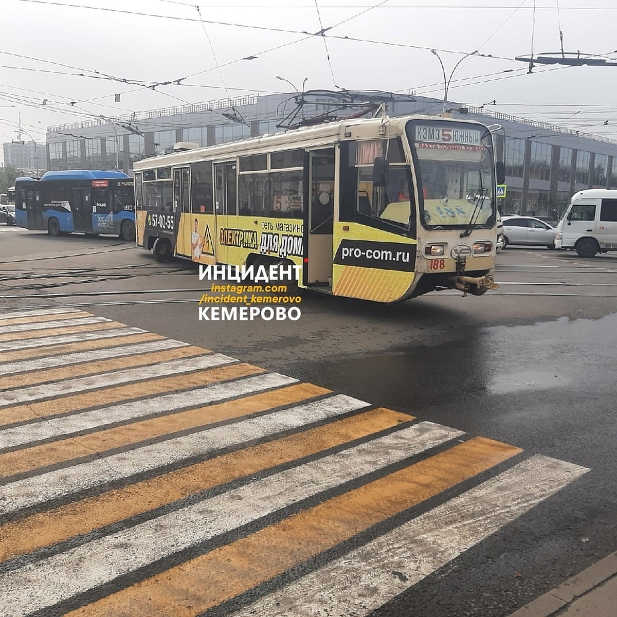 В Кемерове трамвай сошел с рельсов - KP.RU