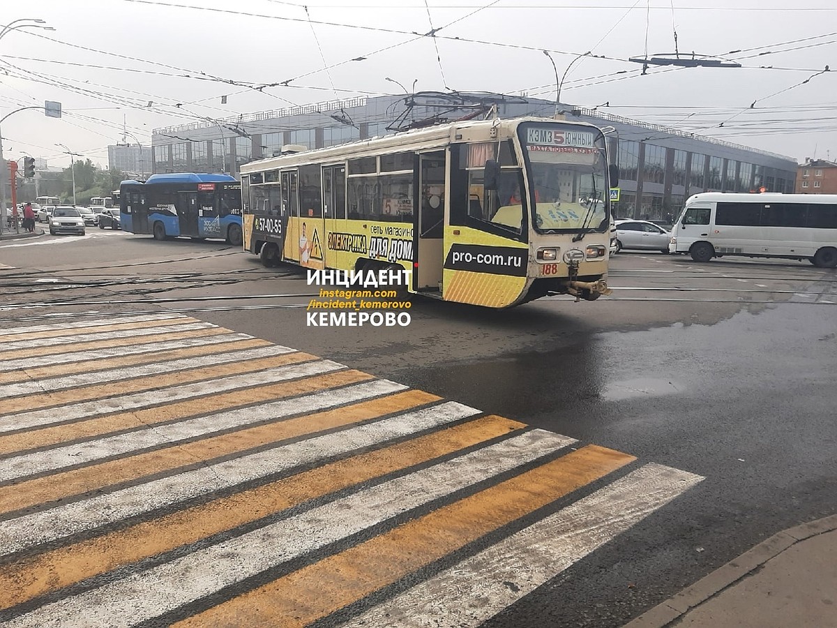 В Кемерове трамвай сошел с рельсов - KP.RU