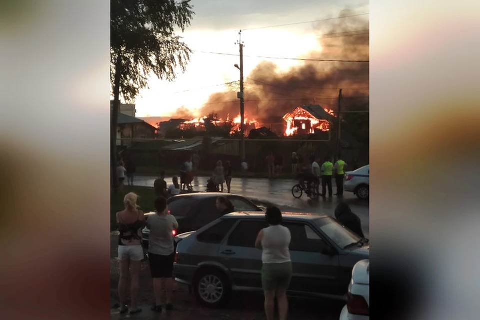 Зарево от пожара было видно на соседних улицах. Фото: соцсети