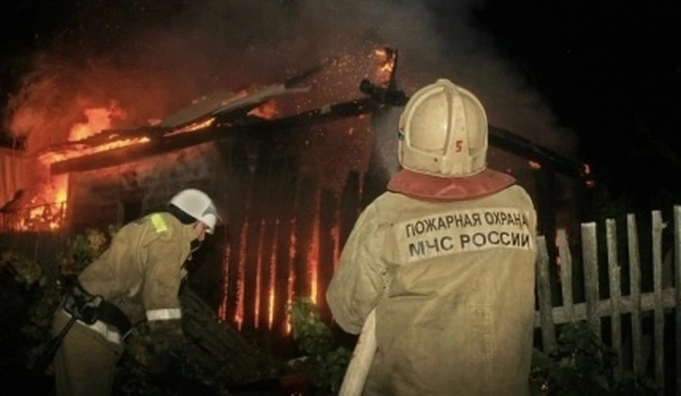 Жилой дом сгорел ночью в Смоленской области. Фото: пресс-служба ГУ МЧС по Смоленской области.