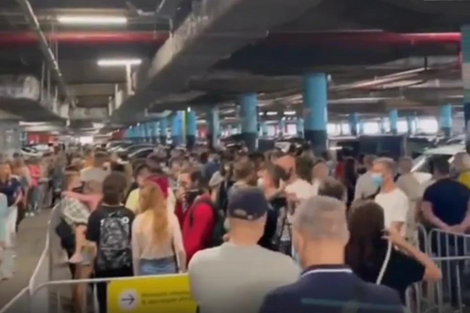 Очереди стояли в "МЕГЕ"-Дыбенко в минувшие выходные. Фото: vk.com/piteronline24