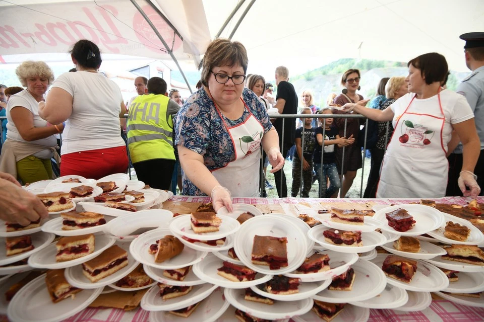 В 2019 году на Жигулевской вишне угощали 11-метровым пирогом.