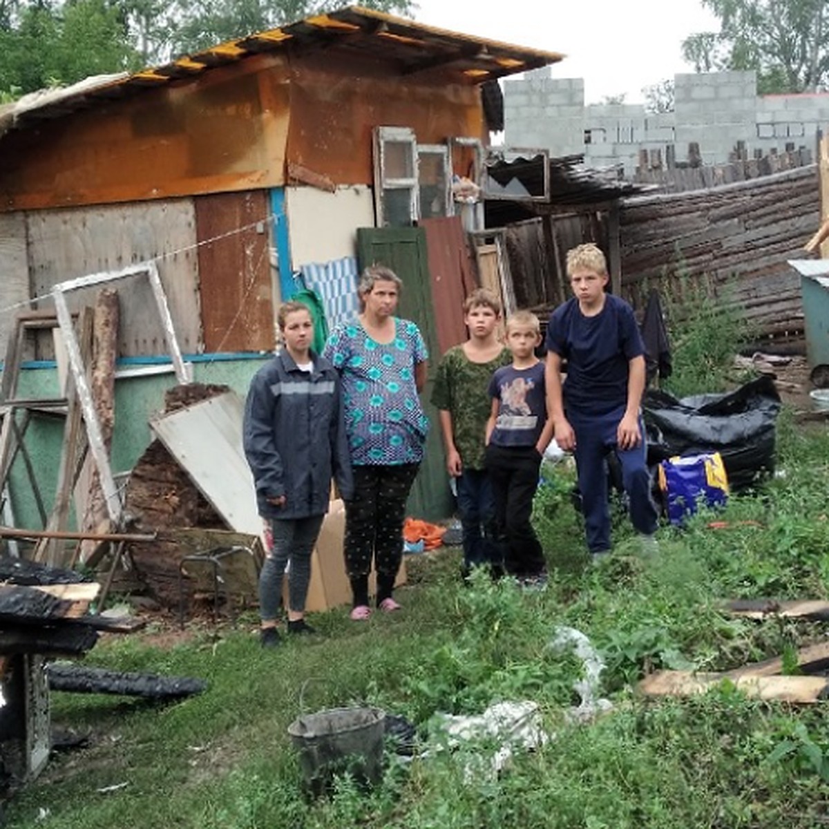 Собачки погибли, котенок»: В Каменске-Уральском многодетная семья живет в  палатке после того, как их дом сгорел - KP.RU