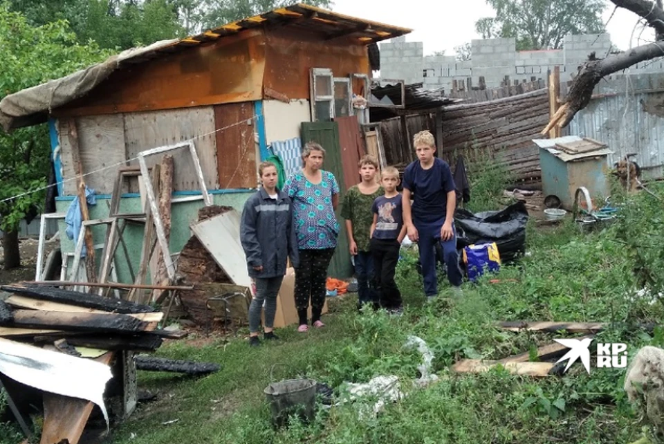 Ночной пожар оставил без крыши над головой многодетную семью. Фото: Лилия СЕМЕНОВА