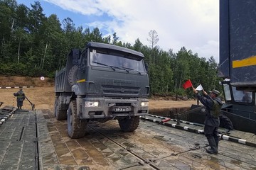 Военнослужащие соединения МТО Восточного военного округа обеспечивают паромную переправу строительной техники, выполняющей реконструкцию БАМ.