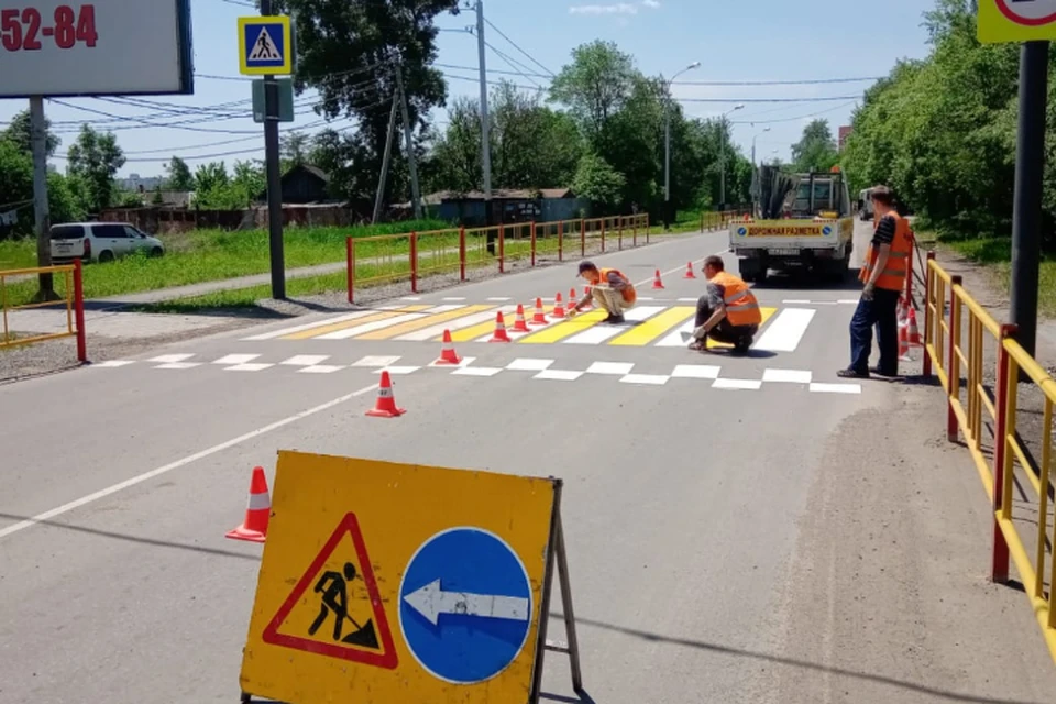 При нанесении разметки рабочие используют краску и холодный пластик