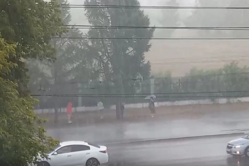 Так омичи прятались от ливня на остановке Старозагородная роща.