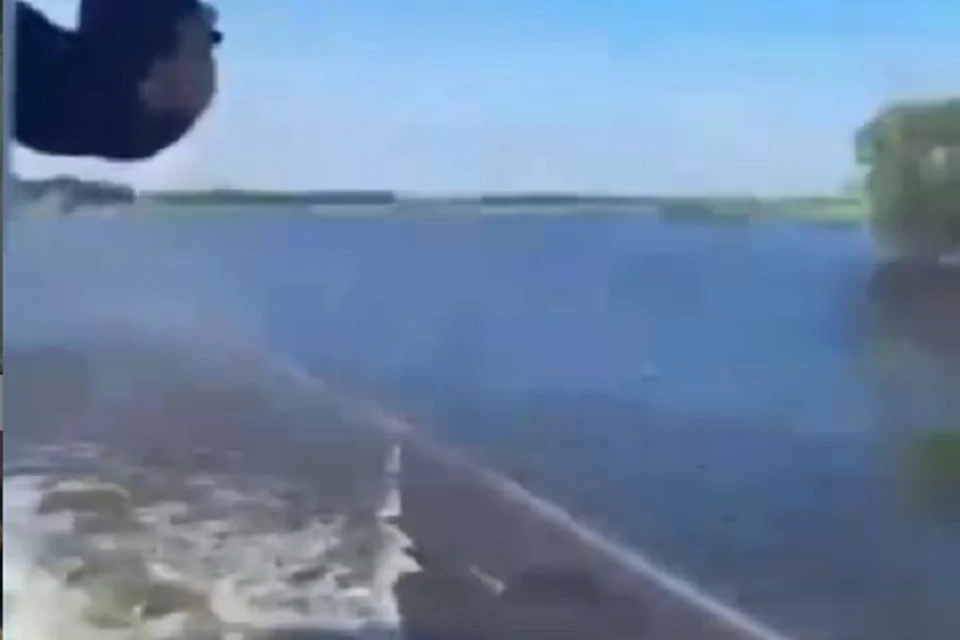 Автотрассу затопило в Еврейской автономной области. Фото: скриншот с видео.