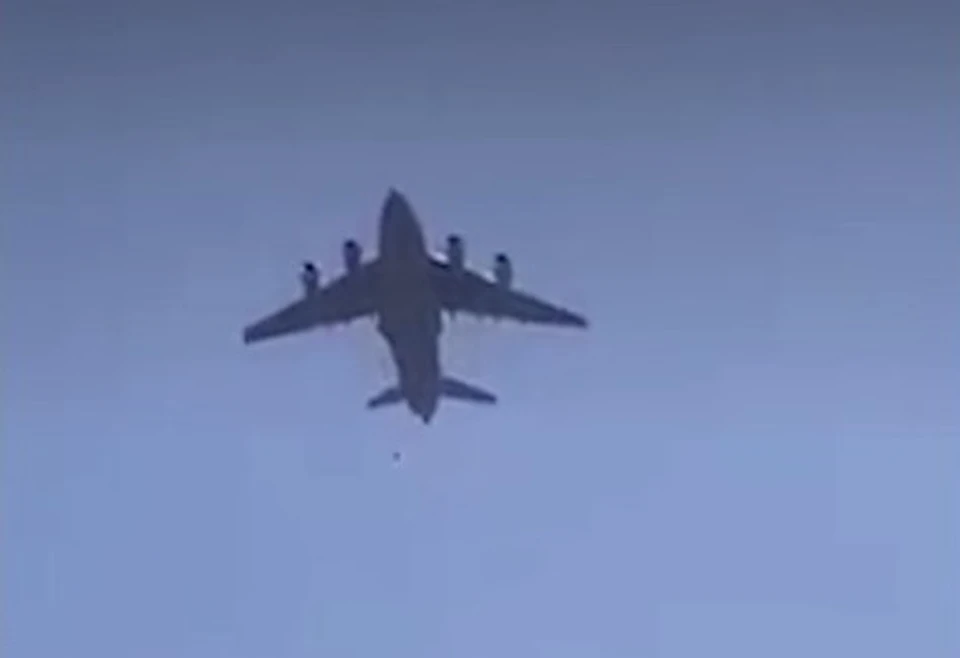 Несколько человек выпало из самолета, пытаясь улететь из Кабула. Фото: кадр из видео