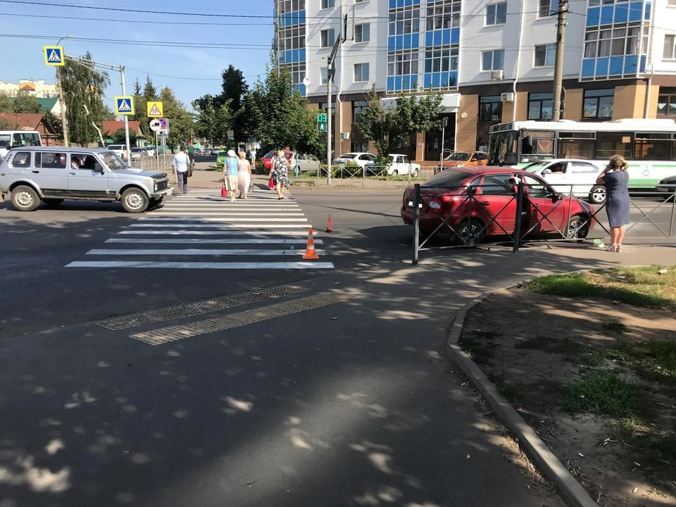 В Орле на улице Розы Люксембург «Лада» на переходе сбила женщину. Фото Госавтоинспекции Орловской области.