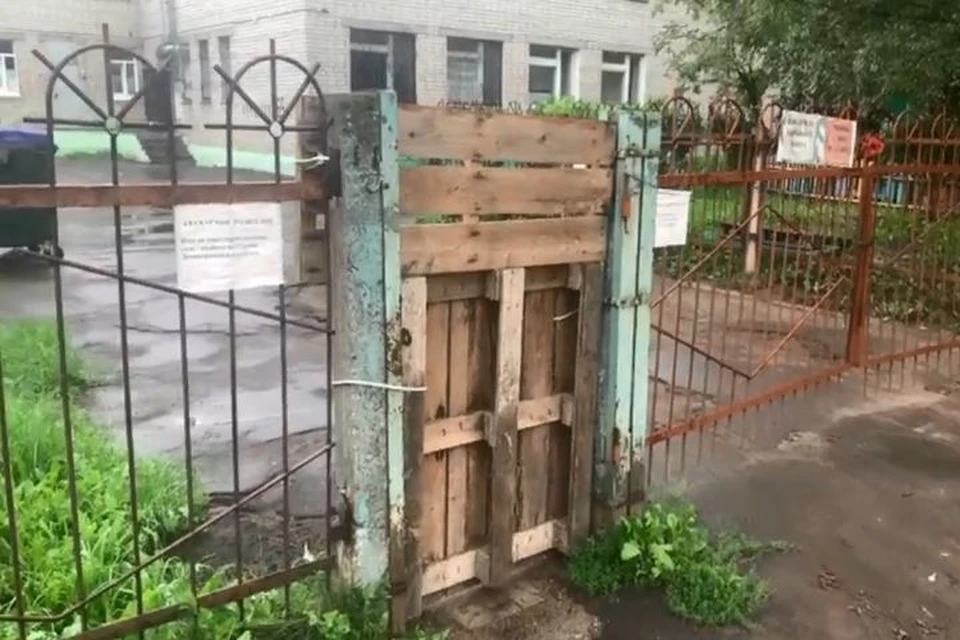 Новую калитку в детском саду Ярославля установят в течение недели. Скриншот с видео, группа "Свободный Ярославль" ВКонтакте