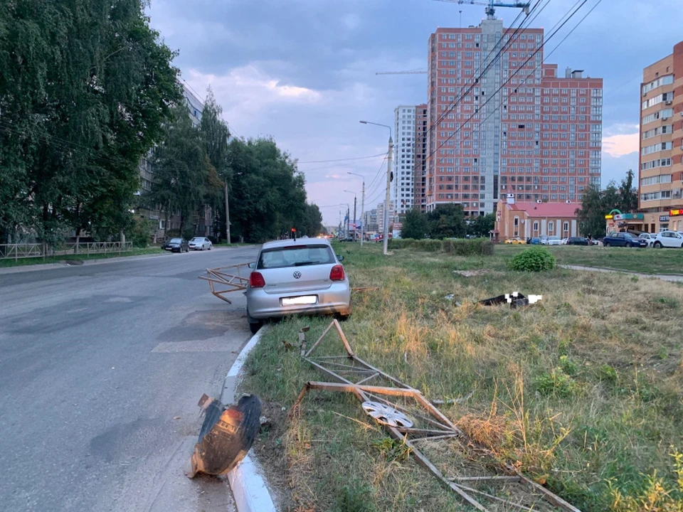 Появились подробности ДТП в Канищеве, где женщина протаранила ограждение.